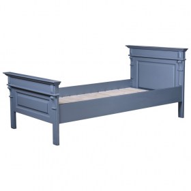 Landelijke, klassieke, extravagante houten eenpersoons bed. Gemaakt van massief hout eiken in de kleur blauw. Het bed kan op verschillende manieren geverfd worden in verschillende kleuren en kan op maat gemaakt worden. Villa Laura