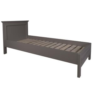 Landelijke, klassieke, extravagante houten eenpersoons bed met laag voeteinde. Gemaakt van massief hout eiken in de kleur pure chocolade. Het bed kan op verschillende manieren geverfd worden in verschillende kleuren en kan op maat gemaakt worden. Villa Laura