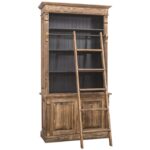 Landelijke buffetkast met deuren, planken en ladder. De buffetkast heeft onder 2 deuren naast elkaar. Bovenaan de kast zitten vier planken met daarvoor een trap. Gemaakt van massief eiken hout in de kleur rustiek warm bruin hout met zwarte binnenkantl. Het meubel kan op verschillende manieren geverfd worden in verschillende kleuren en kan op maat gemaakt worden. Villa Laura