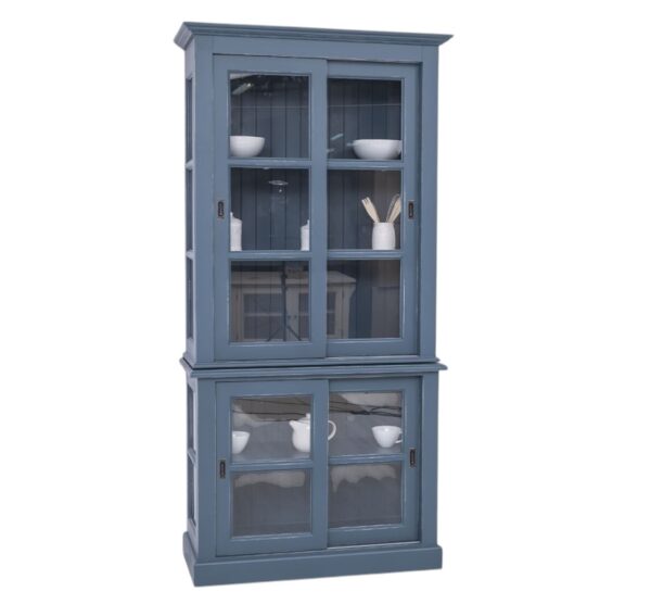 Landelijke vitrinekast met schuifdeuren voor opbergruimte. Gemaakt van massief eiken hout in de kleur donker petrol blauw. Het meubel kan op verschillende manieren geverfd worden in verschillende kleuren en kan op maat gemaakt worden. Villa Laura