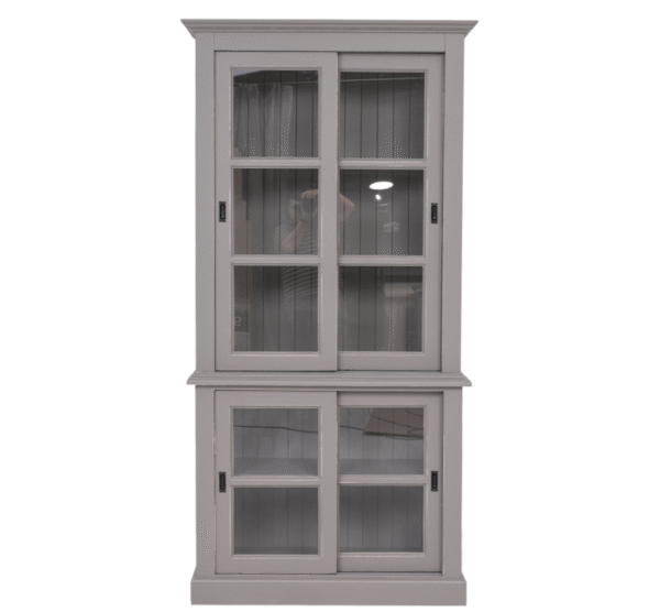 Landelijke vitrinekast met schuifdeuren voor opbergruimte. Gemaakt van massief eiken hout in de kleur taupe, grijs. Het meubel kan op verschillende manieren geverfd worden in verschillende kleuren en kan op maat gemaakt worden. Villa Laura