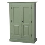 Landelijk klassiek 2-deurs opbergkast. de opbergkast heeft een roede met daarboven een legplank. Gemaakt van massief hout eiken in de kleur groen vintagelook. De kast kan op verschillende manieren geverfd worden in verschillende kleuren en kan op maat gemaakt worden. Villa Laura