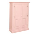 Landelijk klassiek 2-deurs opbergkast. de opbergkast heeft een roede met daarboven een legplank. Gemaakt van massief hout eiken in de kleur licht roze. De kast kan op verschillende manieren geverfd worden in verschillende kleuren en kan op maat gemaakt worden. Villa Laura
