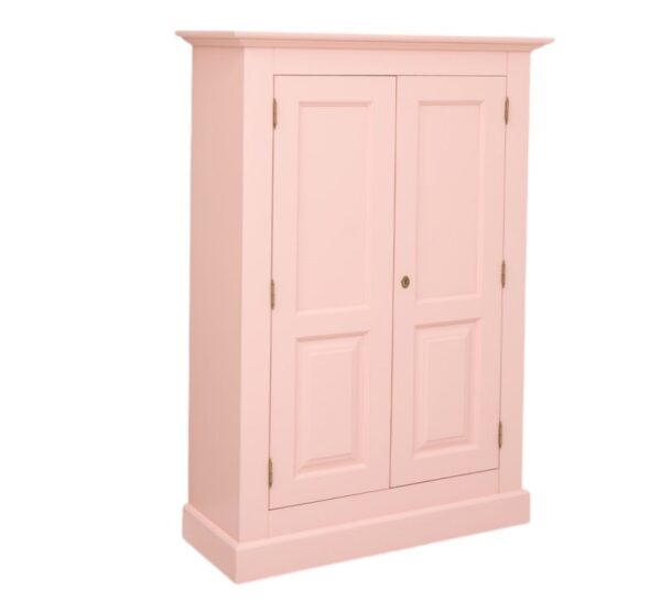 Landelijk klassiek 2-deurs opbergkast. de opbergkast heeft een roede met daarboven een legplank. Gemaakt van massief hout eiken in de kleur licht roze. De kast kan op verschillende manieren geverfd worden in verschillende kleuren en kan op maat gemaakt worden. Villa Laura