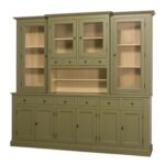 Landelijk, klassiek, extravagant hoge buffetkast met 6 deuren en genoeg andere lades en deuren voor opbergruimte. Gemaakt van massief hout in de kleur groen met een olijfgroen, zand kleurige binnenkant. De kast kan op verschillende manieren geverfd worden in verschillende kleuren en kan op maat gemaakt worden. Villa Laura