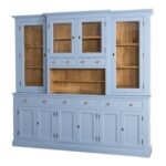 Landelijk, klassiek, extravagant hoge buffetkast met 6 deuren en genoeg andere lades en deuren voor opbergruimte. Gemaakt van massief hout in de kleur blauw met een donkerbruine binnenkant. De kast kan op verschillende manieren geverfd worden in verschillende kleuren en kan op maat gemaakt worden. Villa Laura