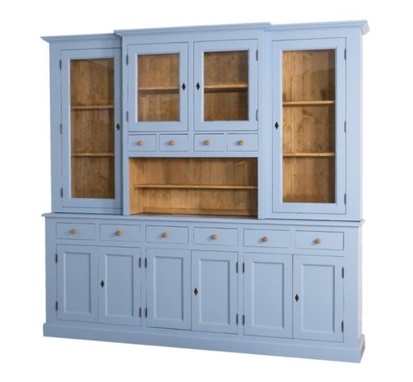 Landelijk, klassiek, extravagant hoge buffetkast met 6 deuren en genoeg andere lades en deuren voor opbergruimte. Gemaakt van massief hout in de kleur blauw met een donkerbruine binnenkant. De kast kan op verschillende manieren geverfd worden in verschillende kleuren en kan op maat gemaakt worden. Villa Laura