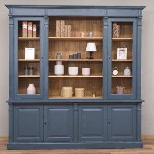 landelijk klassieke bibliotheekkast met lades en deuren. de planken in de kast zijn verstelbaar. Gemaakt van massief hout eiken in de kleur donker blauw en binnenkant warm bruin eiken. Het kan op maat gemaakt worden. Villa Laura