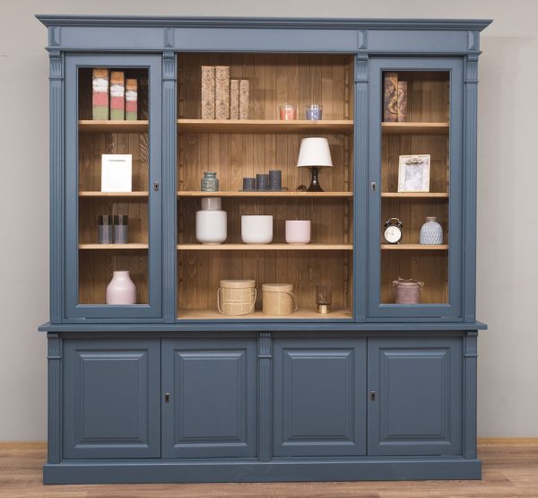 landelijk klassieke bibliotheekkast met lades en deuren. de planken in de kast zijn verstelbaar. Gemaakt van massief hout eiken in de kleur donker blauw en binnenkant warm bruin eiken. Het kan op maat gemaakt worden. Villa Laura