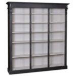 Landelijke schappenkast/boekenkast met zes grote open vakken. Gemaakt van massief eiken hout in de kleur zwart met wit. Het meubel kan op verschillende manieren geverfd worden in verschillende kleuren en kan op maat gemaakt worden. Villa Laura