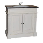 eiken houten klassiek landelijk badkamermeubel met ornamenten. het heeft een wasbak en een kraan. de onderkast heeft 2 deuren waar veel opbergruimte is. In de kleur zand, beige vintagelook. Villa Laura