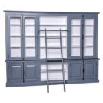 Klassiek landelijke buffetkast/boekenkast/bibliotheekkast met deuren, open vakken en een trap voor opbergruimte. De kast heeft aan beide kanten onder 2 kleine deurtjes en boven 2 lange deuren met glas. In het midden zitten open vakken met planken en een trap. Gemaakt van massief eiken hout in de kleur blauw en witte binnenkant. Het meubel kan op verschillende manieren geverfd worden in verschillende kleuren en kan op maat gemaakt worden. Villa Laura
