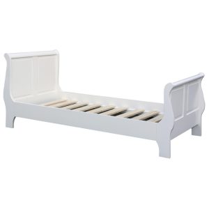 klassiek landelijk romantische houten bed. Het bed heeft een queen ann poot. Gemaakt van massief hout eiken. het bed is leverbaar als tweepersoonsbed, twijfelaar of eenpersoonsbed. er zit een houteen lattenbodem in. het bed is gebroken wit / ral 9010 van kleur. de afmeting van dit bed is 90 breedt en 200 cm lang of het kan op maat gemaakt worden. Villa Laura