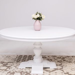 Ovale eettafel met kasteelpoot. De gehele tafel heeft de kleur gebroken wit. De tafel kan op verschillende manieren geverfd worden in verschillende kleuren en kan op maat gemaakt worden. Villa Laura