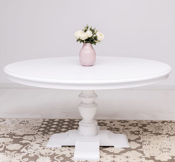 Ovale eettafel met kasteelpoot. De gehele tafel heeft de kleur gebroken wit. De tafel kan op verschillende manieren geverfd worden in verschillende kleuren en kan op maat gemaakt worden. Villa Laura
