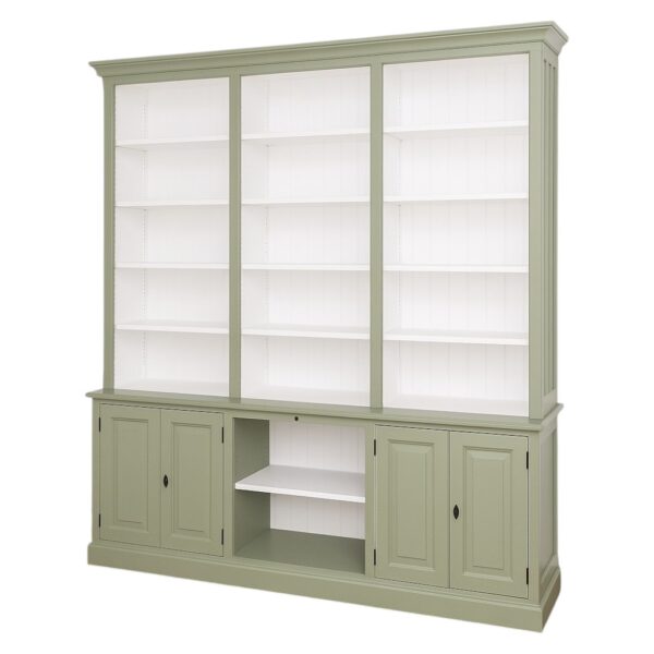Landelijke boekenkast/buffetkast met open vakken, deuren, lades en trap/ladder. Gemaakt van massief eiken hout in de kleur lichtgroen, salie, grijs met wit. Het meubel kan op verschillende manieren geverfd worden in verschillende kleuren en kan op maat gemaakt worden. Villa Laura