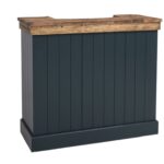 Moderne bar met 4 vakken en 2 kleine lades voor genoeg opbergruimte. Gemaakt van massief hout in geheel de kleur donker petrol, antraciet en het bovenblad in de kleur eiken bruin. De bar kan op verschillende manieren geverfd worden in verschillende kleuren en kan op maat gemaakt worden. Villa Laura