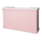 Moderne bar, balie, toonbank met latjes. het heeft 4 grote vakken en 2 kleine lades voor genoeg opbergruimte. Gemaakt van massief hout in geheel de kleur licht roze en het bovenblad in de kleur eiken wit. De bar kan op verschillende manieren geverfd worden in verschillende kleuren en kan op maat gemaakt worden. Villa Laura