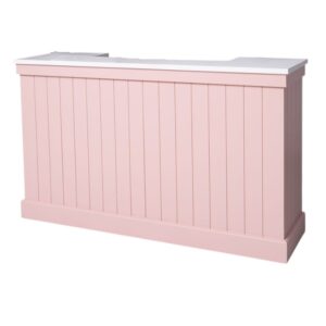 Moderne bar, balie, toonbank met latjes. het heeft 4 grote vakken en 2 kleine lades voor genoeg opbergruimte. Gemaakt van massief hout in geheel de kleur licht roze en het bovenblad in de kleur eiken wit. De bar kan op verschillende manieren geverfd worden in verschillende kleuren en kan op maat gemaakt worden. Villa Laura