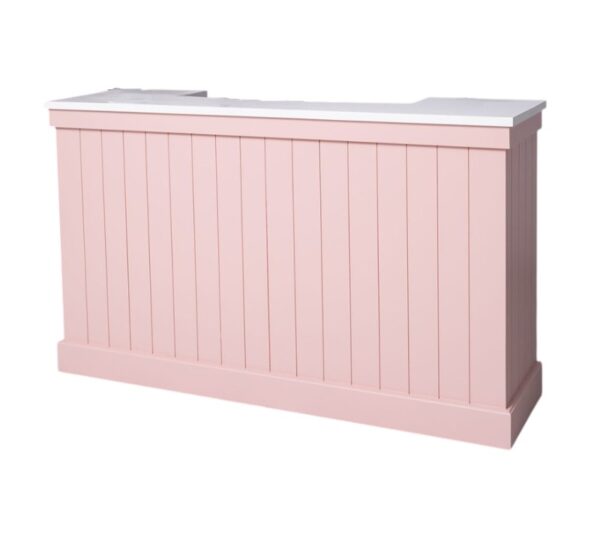 Moderne bar, balie, toonbank met latjes. het heeft 4 grote vakken en 2 kleine lades voor genoeg opbergruimte. Gemaakt van massief hout in geheel de kleur licht roze en het bovenblad in de kleur eiken wit. De bar kan op verschillende manieren geverfd worden in verschillende kleuren en kan op maat gemaakt worden. Villa Laura