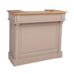 Landelijke klassieke bar, balie, toonbank, receptie met vier open vakken, twee kleine en twee grote lades voor opbergruimte. Gemaakt van massief eiken hout in de kleur beige, zand vintagelook. Het meubel kan op verschillende manieren geverfd worden in verschillende kleuren en kan op maat gemaakt worden. Villa Laura