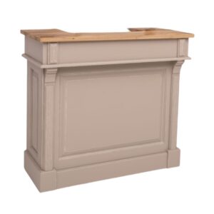 Landelijke klassieke bar, balie, toonbank, receptie met vier open vakken, twee kleine en twee grote lades voor opbergruimte. Gemaakt van massief eiken hout in de kleur beige, zand vintagelook. Het meubel kan op verschillende manieren geverfd worden in verschillende kleuren en kan op maat gemaakt worden. Villa Laura