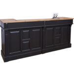 Luxe landelijke grote (240 cm) bar, balie, toonbank met acht grote open vakken en twee lades voor opbergruimte. Gemaakt van massief eiken hout in de kleur zwart met licht eiken blad. Het meubel kan op verschillende manieren geverfd worden in verschillende kleuren en kan op maat gemaakt worden. Villa Laura