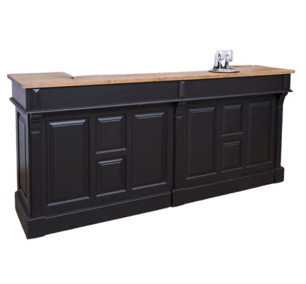 Luxe landelijke grote (240 cm) bar, balie, toonbank met acht grote open vakken en twee lades voor opbergruimte. Gemaakt van massief eiken hout in de kleur zwart met licht eiken blad. Het meubel kan op verschillende manieren geverfd worden in verschillende kleuren en kan op maat gemaakt worden. Villa Laura