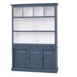 een groot landelijk drankkast/buffetkast/wijnkast. De kast heeft wijnglazenhouder/wijnglazenrek, laadjes en schuifdeuren. de kast is perfect om uw mooie flessen te etaleren. Gemaakt van massief hout eiken in de kleur blauw grijs, blauwgrijs met een witte binnenkant. de drankkast is 150 cm lang of het kan op maat gemaakt worden. Villa Laura