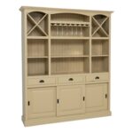 Landelijke buffetkast/wijnkast met verschillende open vakken, deuren en lades en ophangrek voor de wijnglazen. Gemaakt van massief eiken hout in de kleur zand beige. Het meubel kan op verschillende manieren geverfd worden in verschillende kleuren en kan op maat gemaakt worden. Villa Laura