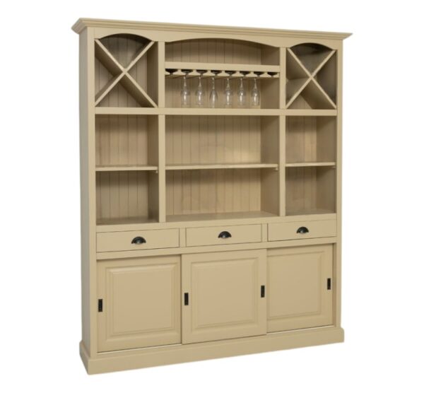 Landelijke buffetkast/wijnkast met verschillende open vakken, deuren en lades en ophangrek voor de wijnglazen. Gemaakt van massief eiken hout in de kleur zand beige. Het meubel kan op verschillende manieren geverfd worden in verschillende kleuren en kan op maat gemaakt worden. Villa Laura