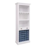 Landelijke wijnkast met een wijnrek, open vakken en plek om wijnglazen op te hangen (ophangrek wijnglazen). Gemaakt van massief eiken hout in de kleur wit en licht blauwe flessenrek. Het meubel kan op verschillende manieren geverfd worden in verschillende kleuren en kan op maat gemaakt worden. Villa Laura