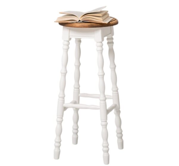 Landelijke houten barkruk rond met vier sierlijke poten met voetondersteuning. Gemaakt van massief eiken hout in de kleur wit en donker eiken bruin. Het meubel kan op verschillende manieren geverfd worden in verschillende kleuren en kan op maat gemaakt worden. Villa Laura