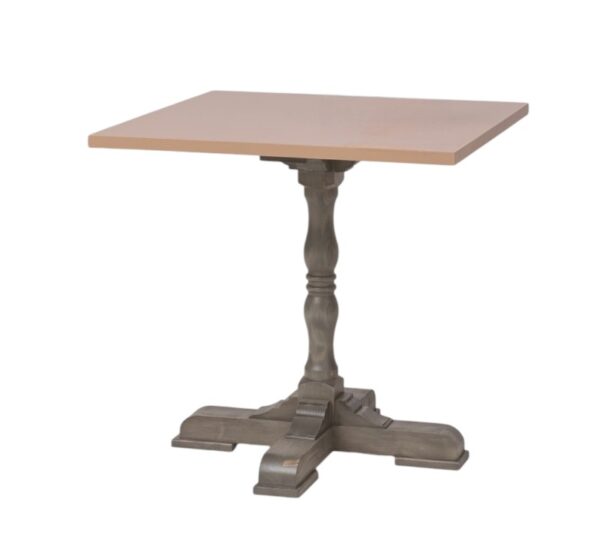 Landelijk vierkante bistro/horecatafel met sierlijke poot. Gemaakt van massief vergrijsd hout met een beige, taupe blad. Het meubel kan op verschillende manieren geverfd worden in verschillende kleuren en kan op maat gemaakt worden. Villa Laura