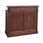 Landelijke bar, balie, toonbank, receptie met hoge voorkant en vier open vakken en twee lades voor opbergruimte. Gemaakt van massief eiken hout in de kleur kersen roodbruin hout. Het meubel kan op verschillende manieren geverfd worden in verschillende kleuren en kan op maat gemaakt worden. Villa Laura