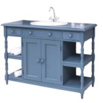 Landelijk badkamermeubel met dubbele deuren, vier open vakken en twee kleine en één grote lade. Gemaakt van massief eiken hout in de kleur blauw. Het meubel kan op verschillende manieren geverfd worden in verschillende kleuren en kan op maat gemaakt worden. Villa Laura