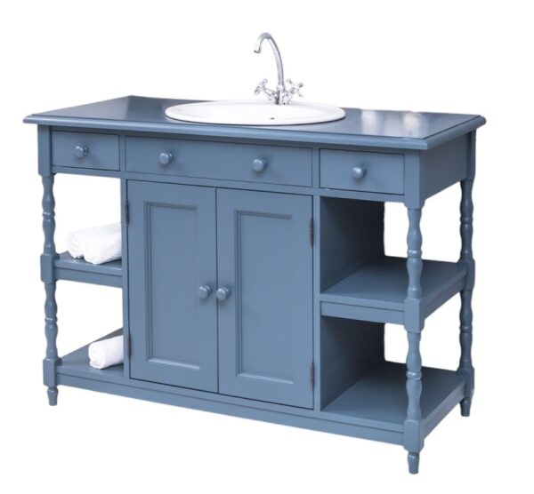 Landelijk badkamermeubel met dubbele deuren, vier open vakken en twee kleine en één grote lade. Gemaakt van massief eiken hout in de kleur blauw. Het meubel kan op verschillende manieren geverfd worden in verschillende kleuren en kan op maat gemaakt worden. Villa Laura