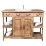 Landelijk badkamermeubel met dubbele deuren, vier open vakken en twee kleine en één grote lade. Gemaakt van massief eiken hout in de kleur warm bruin eiken. Het meubel kan op verschillende manieren geverfd worden in verschillende kleuren en kan op maat gemaakt worden. Villa Laura