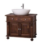 Landelijk badkamermeubel met bolpoten en ornamenten. het heeft twee deuren en een grote lade. Gemaakt van massief eiken hout in de kleur warm bruin beits. Het meubel kan op verschillende manieren geverfd worden in verschillende kleuren en kan op maat gemaakt worden. Villa Laura