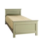 Landelijke, klassieke, extravagante houten eenpersoons bed met twee lades. Gemaakt van massief hout eiken in de kleur licht groen. Het bed kan op verschillende manieren geverfd worden in verschillende kleuren en kan op maat gemaakt worden. Villa Laura