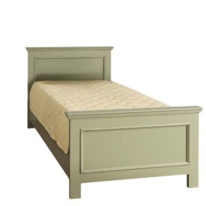 Landelijke, klassieke, extravagante houten eenpersoons bed met twee lades. Gemaakt van massief hout eiken in de kleur licht groen. Het bed kan op verschillende manieren geverfd worden in verschillende kleuren en kan op maat gemaakt worden. Villa Laura