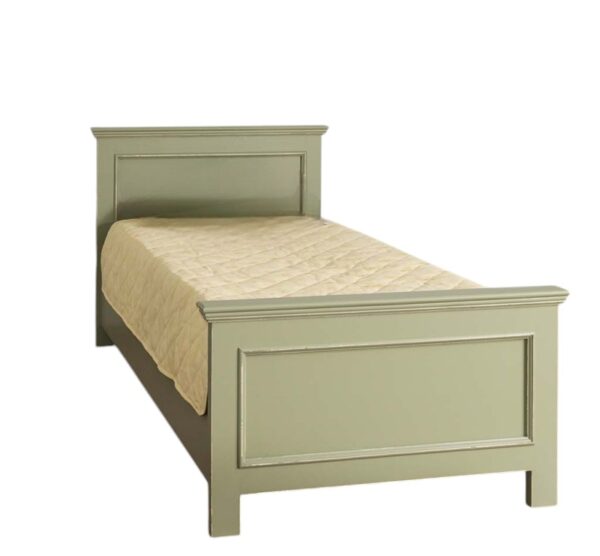 Landelijke, klassieke, extravagante houten eenpersoons bed met twee lades. Gemaakt van massief hout eiken in de kleur licht groen. Het bed kan op verschillende manieren geverfd worden in verschillende kleuren en kan op maat gemaakt worden. Villa Laura