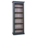 Landelijke boekenkast met zes verstelbare open vakken. Gemaakt van massief eiken hout in de kleur donker blauw met warm bruin hout. Het meubel kan op verschillende manieren geverfd worden in verschillende kleuren en kan op maat gemaakt worden. Villa Laura