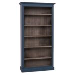 Landelijke boekenkast met zes verstelbare open vakken. Gemaakt van massief eiken hout in de kleur blauw met bruine binnenkant. Het meubel kan op verschillende manieren geverfd worden in verschillende kleuren en kan op maat gemaakt worden. Villa Laura