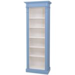 Landelijke boekenkast/schappenkast met verstelbare open vakken en uitschuifbare plank. Gemaakt van massief eiken hout in de kleur blauw met witte binnenkant. Het meubel kan op verschillende manieren geverfd worden in verschillende kleuren en kan op maat gemaakt worden. Villa Laura