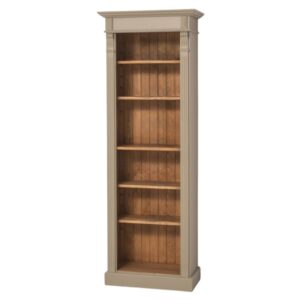 Landelijke boekenkast/schappenkast met verstelbare open vakken en uitschuifbare plank. Gemaakt van massief eiken hout in de kleur taupe bruin met naturel binnenkant. Het meubel kan op verschillende manieren geverfd worden in verschillende kleuren en kan op maat gemaakt worden. Villa Laura