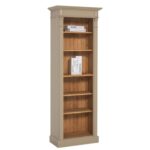 Landelijke boekenkast/schappenkast met verstelbare open vakken en uitschuifbare plank. Gemaakt van massief eiken hout in de kleur taupe, zand en binnenkant warm eiken. Het meubel kan op verschillende manieren geverfd worden in verschillende kleuren en kan op maat gemaakt worden. Villa Laura