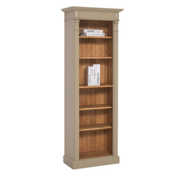 Landelijke boekenkast/schappenkast met verstelbare open vakken en uitschuifbare plank. Gemaakt van massief eiken hout in de kleur taupe, zand en binnenkant warm eiken. Het meubel kan op verschillende manieren geverfd worden in verschillende kleuren en kan op maat gemaakt worden. Villa Laura