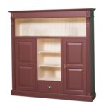 Landelijke boekenkast met open vakken, deuren en een lade voor opbergruimte. Gemaakt van massief eiken hout in de kleur bordeaux rood met een witte binnenkant. Het meubel kan op verschillende manieren geverfd worden in verschillende kleuren en kan op maat gemaakt worden. Villa Laura