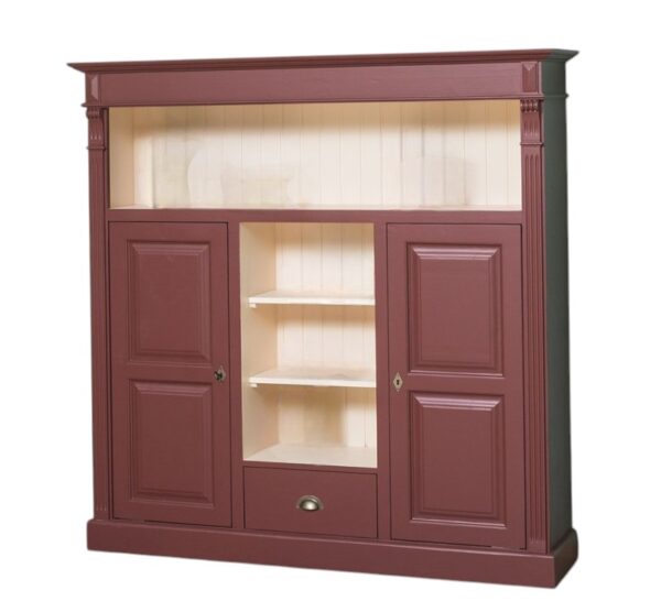 Landelijke boekenkast met open vakken, deuren en een lade voor opbergruimte. Gemaakt van massief eiken hout in de kleur bordeaux rood met een witte binnenkant. Het meubel kan op verschillende manieren geverfd worden in verschillende kleuren en kan op maat gemaakt worden. Villa Laura